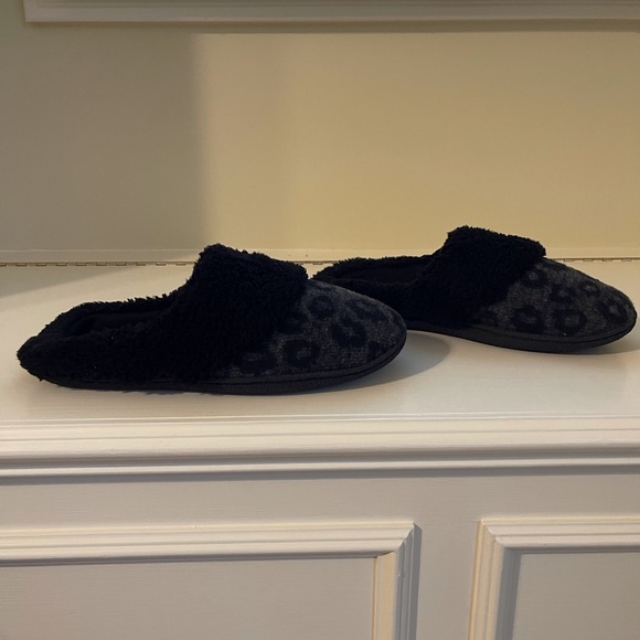 Black and gray woman’s slippers - Picture 2 of 7
